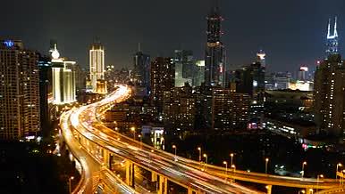 4K上海南北高架桥夜景车流延时航拍视频的预览图